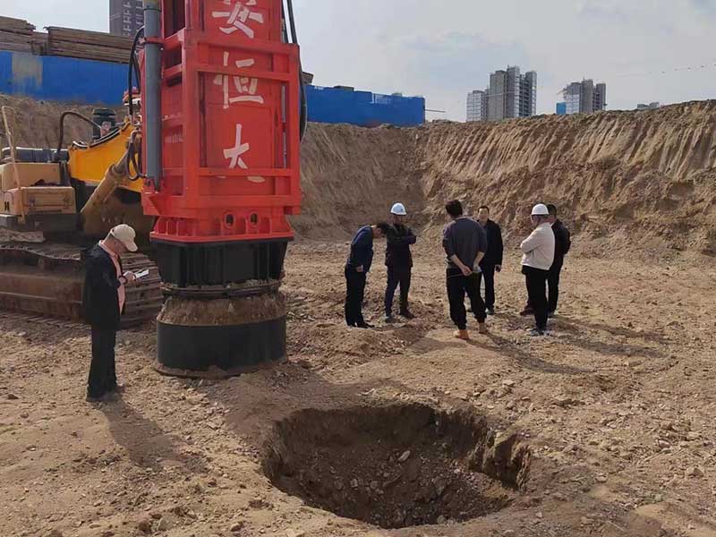 HC150千焦高速液壓夯實(shí)機(jī)在江蘇南京萬科城樓盤房建基礎(chǔ)地基夯實(shí) HC150千焦高速液壓夯實(shí)機(jī)在江蘇南京萬科城樓盤房建基礎(chǔ)地基夯實(shí)